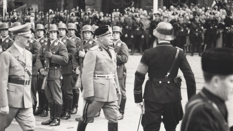 Hitler mit Mussolini im September 1937 in Berlin. – Bild: ZDF und SPIEGEL TV