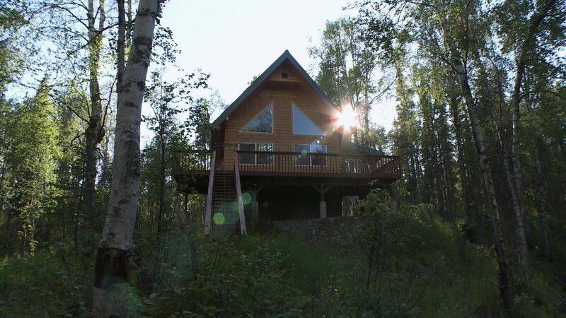 Real estate agent Kelly Saunders explores the offers with Amanda and Eric Cox. – Bild: HGTV