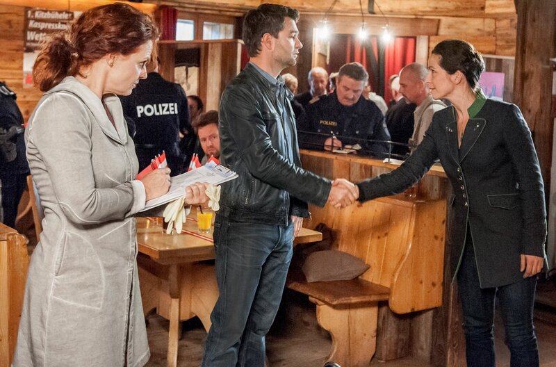 (v.li.): Christine Klein (Dr. Haller), Jakob Seeböck (Lukas Roither), Tina Nitsche (Valerie Renner). – Bild: Stefanie Leo /​ ORF