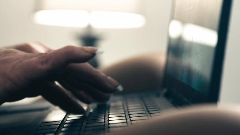 Eine Person benutzt einen Laptop. – Bild: Sky Crime (ITAL)