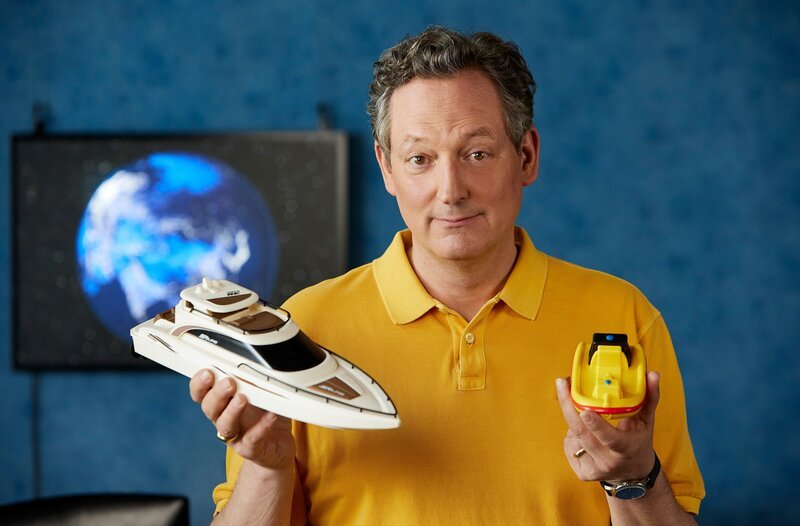 Sitzen wir, was die Klimakrise betrifft, alle in einem Boot? Leider nein: Die Klimakrise ist ungerecht. Denn sie bedroht einige Bevölkerungsgruppen stärker als andere. Die Ungerechtigkeit ist aber nicht nur regional unterschiedlich, sondern macht auch Geschlechterunterschiede. Frauen sind häufig stärker betroffen als Männer. Warum das so ist, klärt Eckart von Hirschhausen bei „Wissen vor acht – Erde“. – Bild: ARD/​Kai Schulz