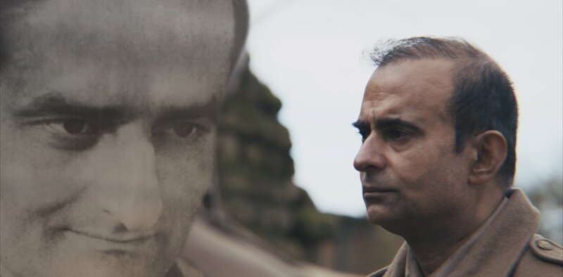 Ein zusammengesetztes Bild zeigt Hauptmann Anis Khan neben dem Schauspieler Shammi Aulakh, der ihn in einer historischen Nachstellung des Zweiten Weltkriegs für „Erased: WW2’s Heroes of Color“ darstellt. Hauptmann Anis Khan diente mutig in Dünkirchen und verbrachte fast vier Jahre als Kriegsgefangener – die längste Zeit eines indischen Offiziers im Zweiten Weltkrieg. – Bild: Courtesy of Disney+