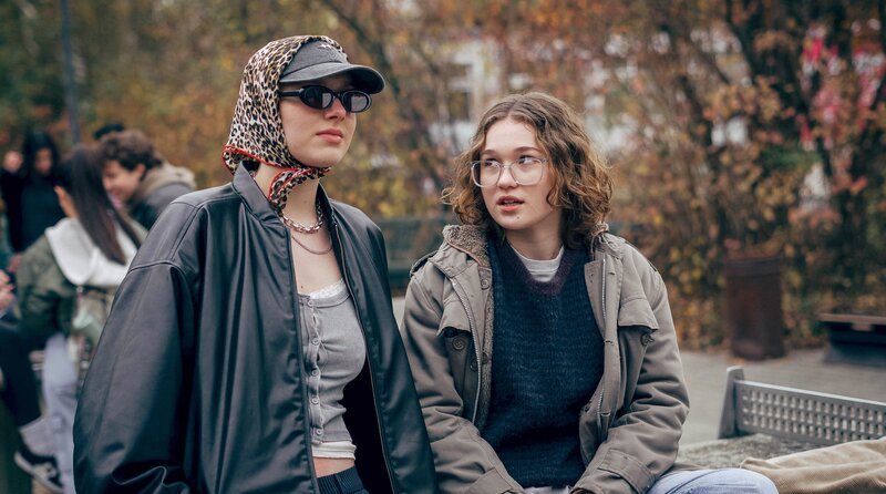 Annika (Mathilda Smidt) verwandelt sich angesichts der obercoolen neuen Mitschülerin Xenia (Jule Hermann) in ein Fangirl. – Bild: SWR/​siri.capture