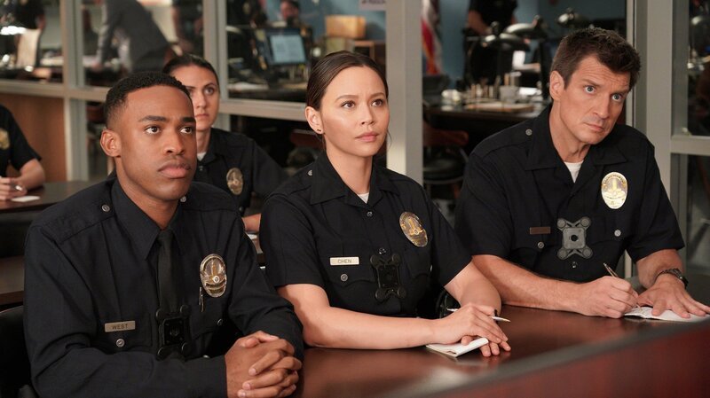 In der morgendlichen Besprechung werden die Rookies Jackson West (Titus Making, l.), Lucy Chen (Melissa O’Neil, M.) und John Nolan (Nathan Fillion, r.) f¸r ihren Dienst eingeteilt. – Bild: PLURIMEDIA (American Broadcasting Companies, Inc)