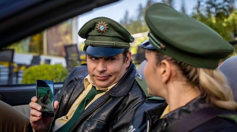 Christina (Mitsou Jung, r.) und Riedl (Paul Sedlmeir, l.) sollen den Fischzüchter Alois Sailer unter die Lupe nehmen. – Bild: ARD/​Jenrick Mielke/​Jenrick Mielke