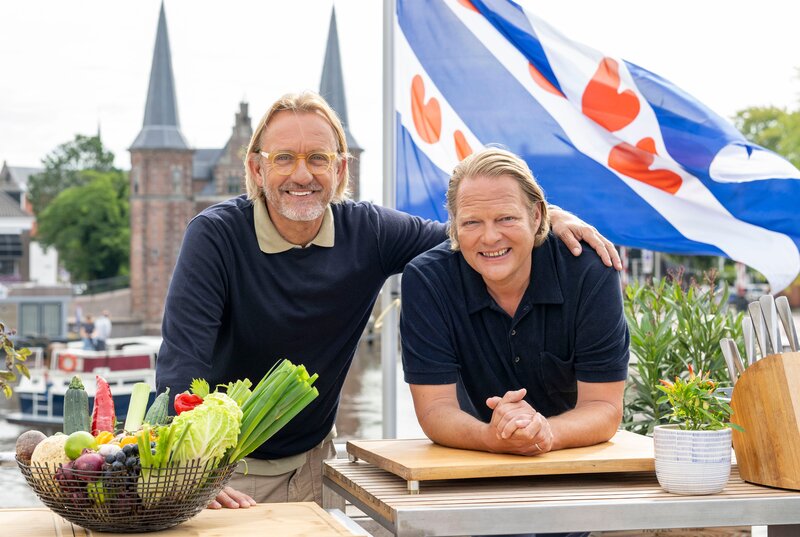 Zurück an Bord kreieren Frank Buchholz (li.) und Björn Freitag aus ihrer „Tages-Beute“ raffiniert-bodenständige Sommergerichte. – Bild: WDR/​Melanie Grande