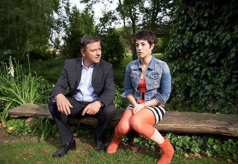 Ariane (Alexandra Horn, r.) erklärt sich bereit, Rainer (Christian Maria Goebel, l.) vorerst zu decken. – Bild: ARD/​Nicole Manthey