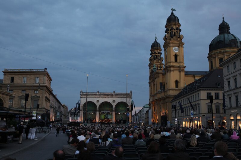 Blick auf die Bühne an der Feldherrnhalle zwischen Residenz und Theatinerkirche. – Bild: BR/Markus Konvalin Blick auf die Bühne an der Feldherrnhalle zwischen Residenz und Theatinerkirche. – Bild: BR/Markus Konvalin