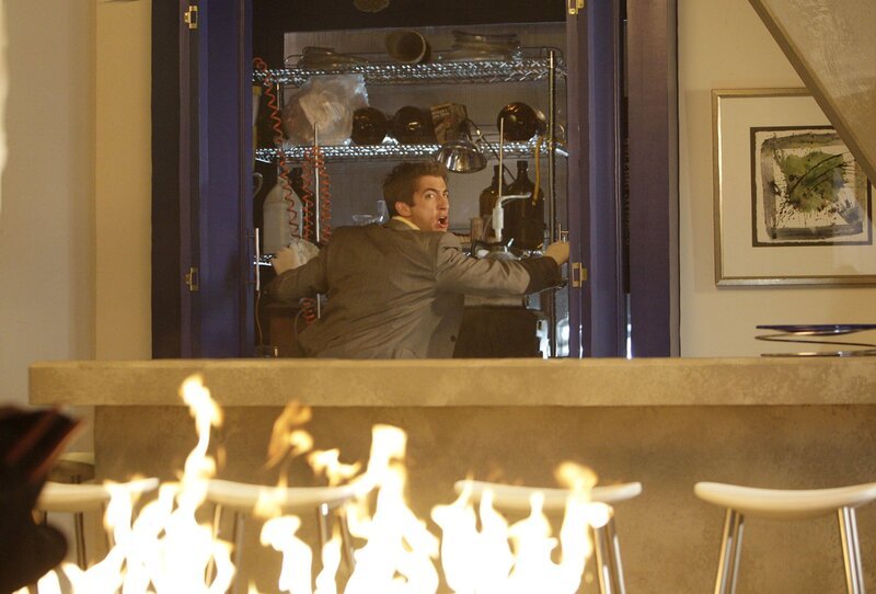 Als Ryan (Jonathan Togo) und seine Kollegen den Tatort untersuchen, gibt es plötzlich eine Explosion und Feuer bricht aus … – Bild: RTL Crime