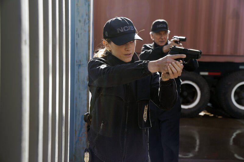 Ellie Bishop (Emily Wickersham, l.); Leroy Jethro Gibbs (Mark Harmon, r.) – Bild: CBS Broadcasting, Inc. All Rights Reserved/​Sonja Flemming