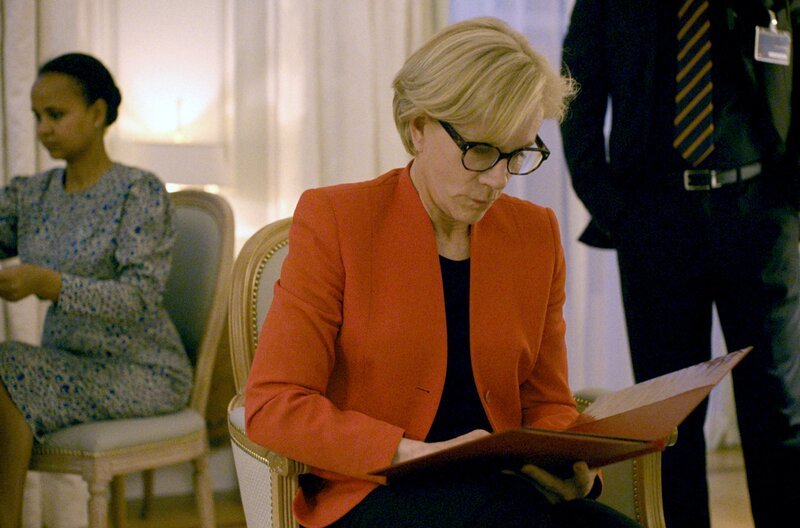 Der erste Entwurf für ein Abkommen liegt vor – Cindy Cohen (Juliet Stevenson) drängt auf eine schnelle Unterzeichnung, um nach Washington zu ihrer kranken Mutter zurückkehren zu können. – Bild: Les Films Pelléas/​Bande à Part Films/​Gaumont Télévision