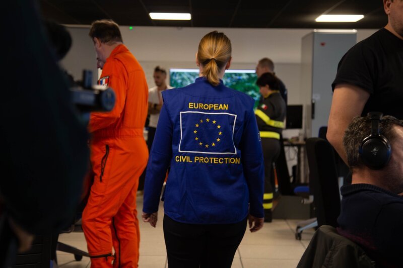 Eine Übung der Europäischen Kommission zur Verbesserung der Zusammenarbeit zwischen europäischen Piloten bei der Bekämpfung von Waldbränden. (Memento Productions/​Simon Kessler) – Bild: Disney