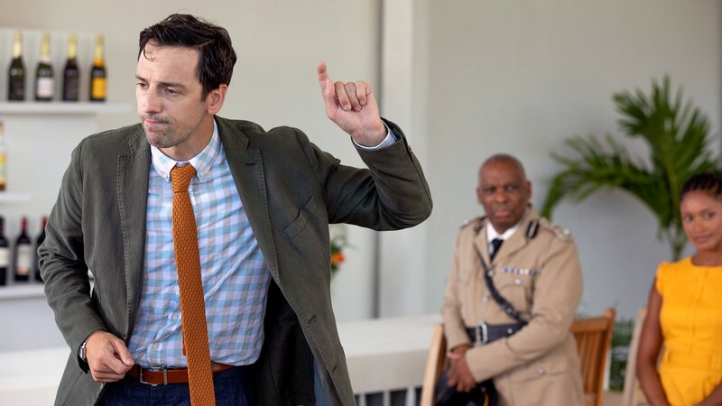 L-R: Detektiv Neville Parker (Ralf Little), Commissioner Selwyn Patterson (Don Warrington), Madeleine Dumas (Aude Legastelois) – Bild: ORF/​BBC/​Red Planet Pictures/​Denis Guyenon