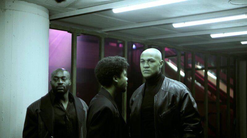 L-R: Martin (Aristo Luis), Carlos (Nyamandi Adrian) und Sam (Malick Bauer) – Bild: MDR/​Disney/​Stephan Burchardt