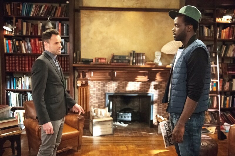 Holmes (Jonny Lee Miller, l.) erfährt Wichtiges über seinen Sponsor Alfredo (Ato Essandoh, r.) … – Bild: PLURIMEDIA (CBS Broadcasting Inc.)