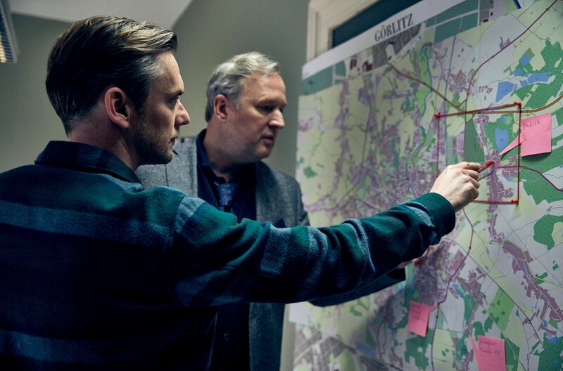 Dr. Grimm (Stephan Grossmann) und Böhme (Jan Dose) versuchen Brads Versteck zu orten. – Bild: MDR/​Molina Film/​AVM