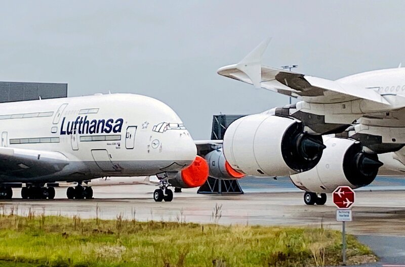 Eine stillgelegte A380-LH-Flotte auf dem Rollfeld des Flughafen Frankfurts. – Bild: HR