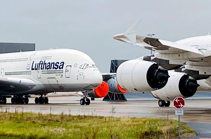 Eine stillgelegte A380-LH-Flotte auf dem Rollfeld des Flughafen Frankfurts. – Bild: HR
