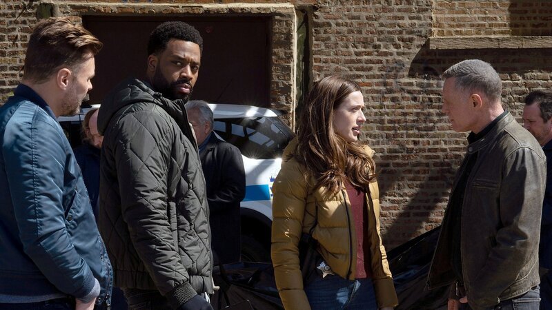 l-r: Adam Ruzek (Patrick John Flueger), Kevin Atwater (LaRoyce Hawkins), Kim Burgess (Marina Squerciati), Hank Voight (Jason Beghe) – Bild: Universal /​ Universal Television LLC