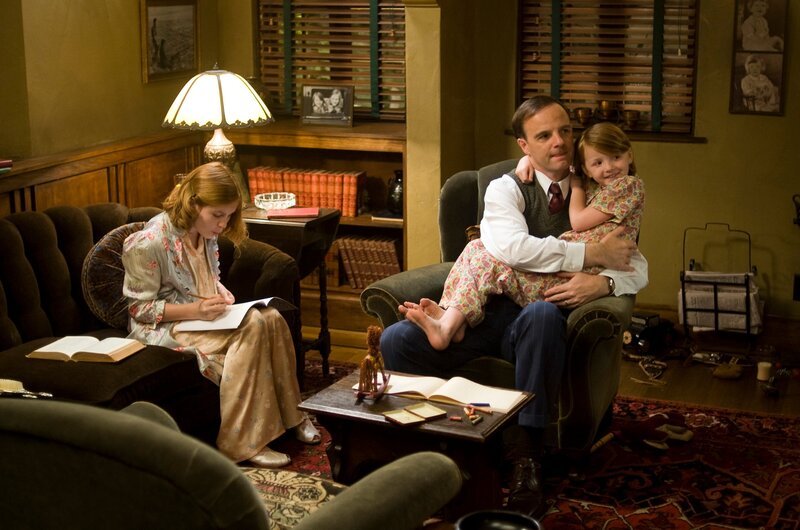 Interprétation Kate Winslet (Mildred Pierce), James Legros (Wally), Brian F. O’Byrne (Bert), Melissa Leo (Lucy), Mare Winningham (Ida), Quinn Mccolgan (Ray), Morgan Turner (Veda) Réalisation : Todd Haynes – Bild: SKY /​ © [current year] Home Box Office, Inc. All rights reserved. HBO® and all related programs are the property of Home Box Office, Inc.