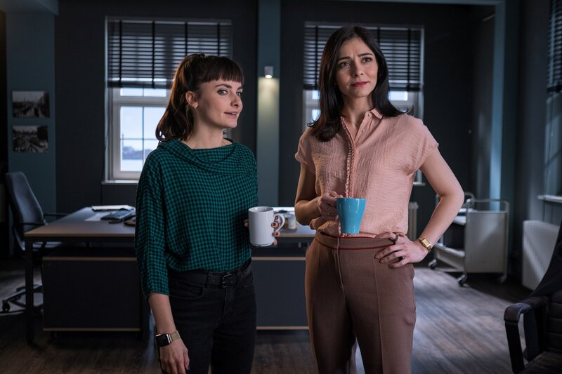 Franzi Berger (Paula Schramm, l.) und Sarah Khan (Pegah Ferydoni, r.) besprechen, wie man an die Infos aus den computergesteuerten Geräten des toten Jungbauern kommt. Natürlich nur auf legalem Wege. – Bild: Manju Sawhney /​ ZDF Enterprises GmbH /​ Die Verwendung ist nur bei redaktioneller Berichterstattung im Rahmen einer Programmankündigung ab 2 Monate vor der ersten Auss /​ © ZDF