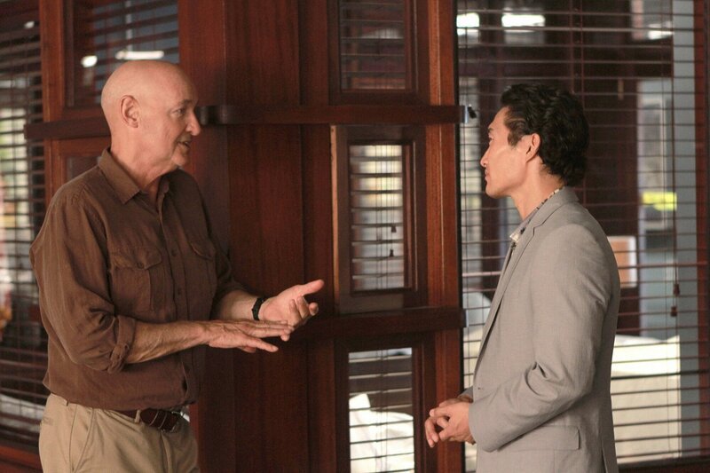 Kann Commander Joe White (Terry O’Quinn, l.) Chin (Daniel Dae Kim, r.) und Danny helfen, Steves Unschuld zu beweisen? – Bild: MARIO PEREZ /​ CBS ENTERTAINMENT /​ CBS Broadcasting Inc.