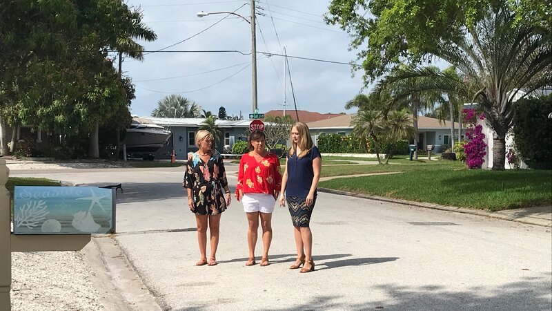 Real estate agent Sarah Strobel (R) gives contributors Willow Shambeck (L) and Sandi Bargfrede (C) the lowdown on what they can expect to find when they tour Breezy Bungalow as seen on HGTV’s Beachfront Bargain Hunt. – Bild: HGTV /​ Scripps