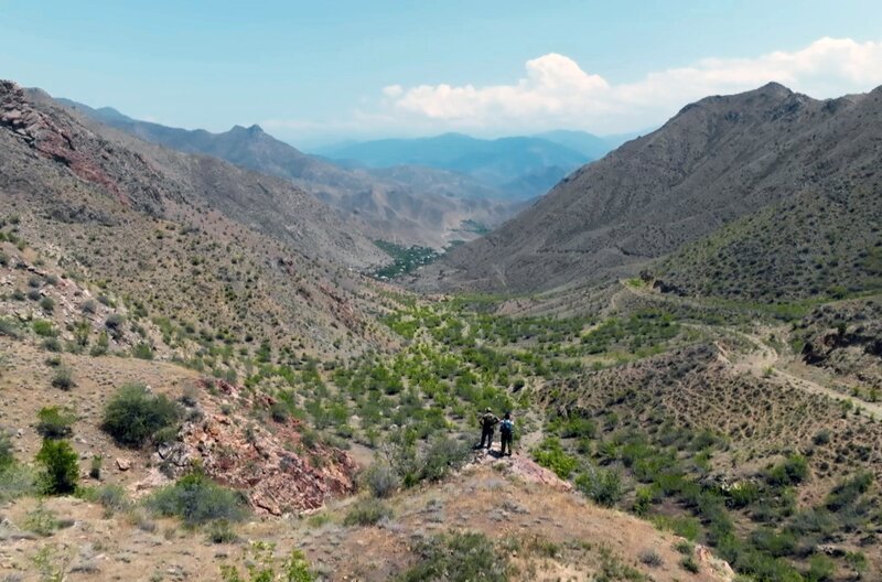 Ranger Mkrtich Boyajyan (li.) und Parkleiter Arthur Samvelyan (re.) blicken über die Weiten des Arevik-Nationalparks. – Bild: Kinescope Film