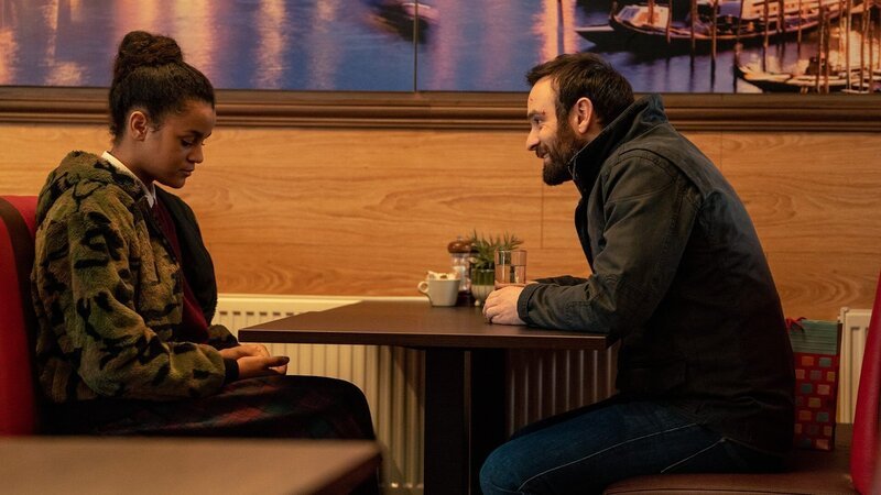 Anna (Hannah Adeogun) und Michael Kinsella (Charlie Cox) – Bild: KIN SERIES HOLDING UK LTD AND HEADLINE PICTURES (KIN) LIMITED
