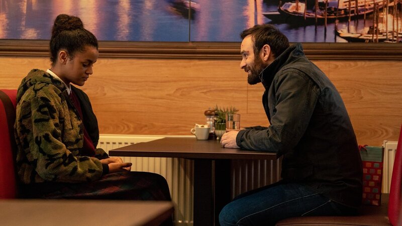 Anna (Hannah Adeogun) und Michael Kinsella (Charlie Cox) – Bild: KIN SERIES HOLDING UK LTD AND HEADLINE PICTURES (KIN) LIMITED