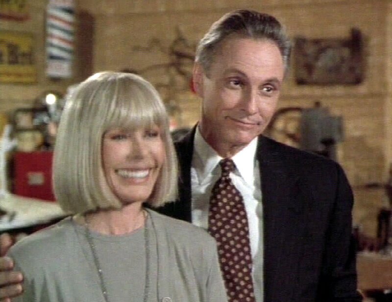 Kim Mitchell (Loretta Switt) ist frisch verliebt in den erfolgreichen Börsenmakler Bert Lown (David Ackroyd). – Bild: Sat.1 Gold