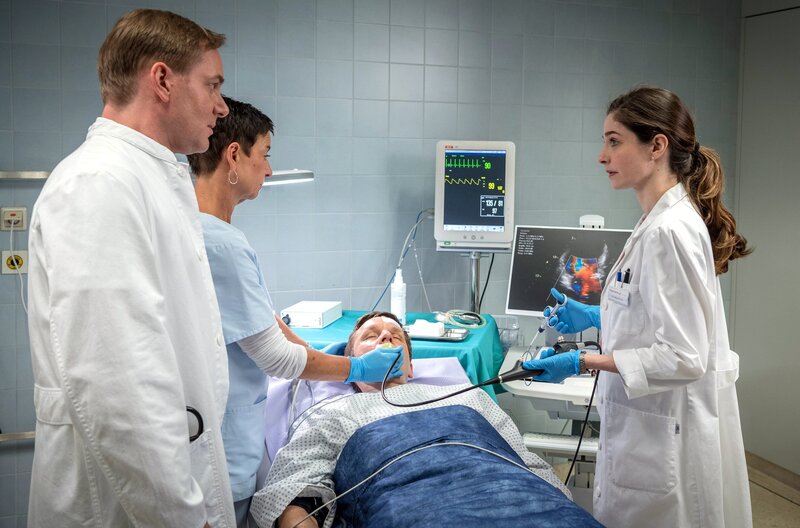 Mia (Milena Tscharntke, li.) versucht von der Heimbewohnerin Frau Schiller (Monika Barth) Informationen zu erhalten. – Bild: ARD Degeto/​Boris Laewen