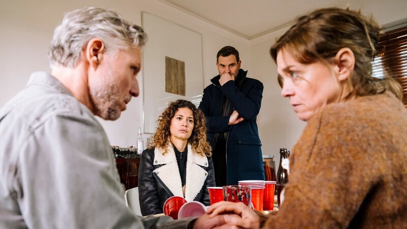 Stefan (Dirk Borchardt, l.) und Anni Bender (Dominique Chiout, r.) trauern um ihre 16-jährige Tochter, die erschlagen in ihrem Zimmer aufgefunden wurde. Können Kommissare Lilly Funke (Tatjana Kästel, 2.v.l.) und Jonas Fischer (Lukas Piloty, 2.v.r.) den Mörder der Teenagerin finden? – Bild: ZDF und Martin Rottenkolber