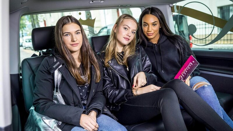 Cheyenne Ochsenknecht (M.) zusammen mit ihren Shoppingbegleitungen Luluu und Jada (r.) – Bild: TVNOW /​ Andreas Friese