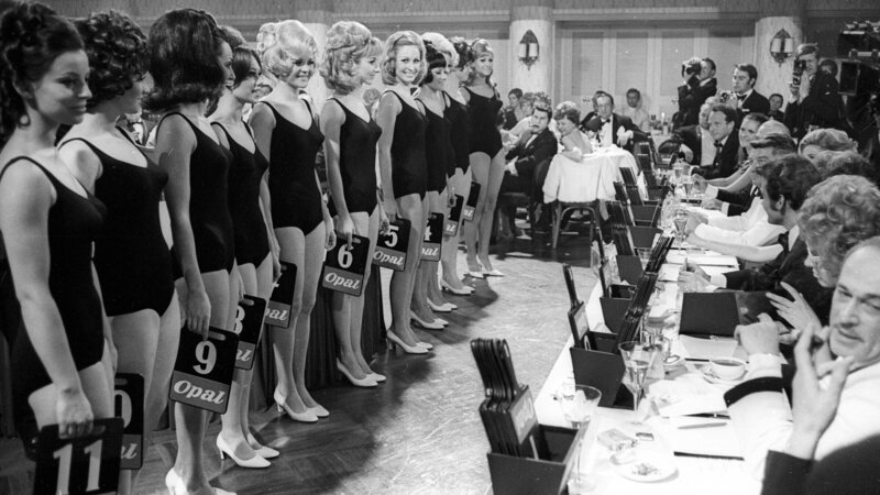 Der „Badeanzug-Walk“ wurde zum Markenzeichen der „Miss-Wahl“ – und häufig kritisiert. Heute zählen bei „Miss Germany“ andere Kriterien als „nur“ Schönheit. – Bild: ZDF und imago images