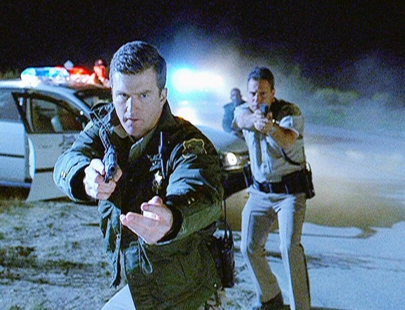 Auf der Autobahn halten Sgt. O’Riley (Skip O’Brien, re.) und Officer D. Metcalf (Joseph Patrick Kelly) einen gestohlenen BMW an. Heraus springen zwei spärlich bekleidete Mädchen … – Bild: RTL