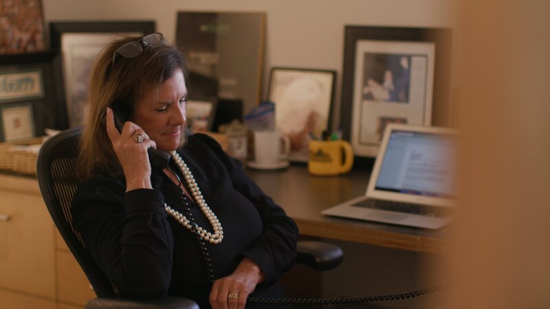 Babette Perry in her office on the phone – Bild: ID /​ Discover Images: MONI202_DBF 202 /​ Warner Bros. Discovery, Inc. or its subsidiaries and affiliates