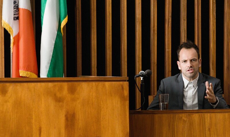 Muss sich dem Polizeigericht stellen: Holmes (Jonny Lee Miller) … – Bild: CBS Television Lizenzbild frei