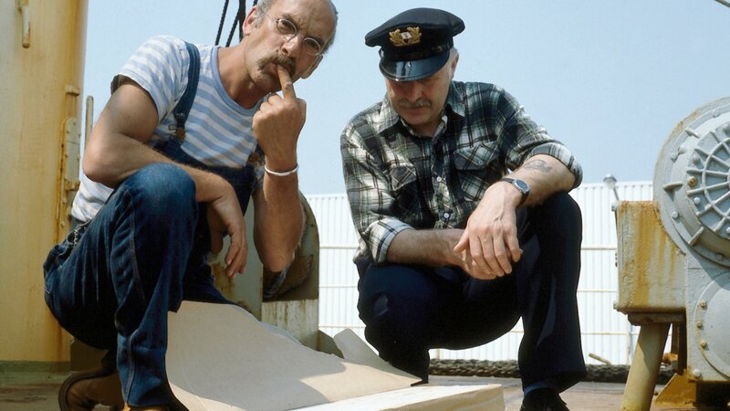 Peter Lustig (l.) fährt auf einem Fischkutter mit. – Bild: ZDF und Gert Stallmann