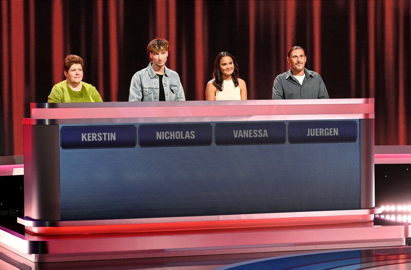 Die Kandidat:innen (v.l.n.r. am Panel): Kerstin Wachs, Nicolas Busch, Vanessa Sumbajak und Juergen Motze. – Bild: ARD/​Uwe Ernst