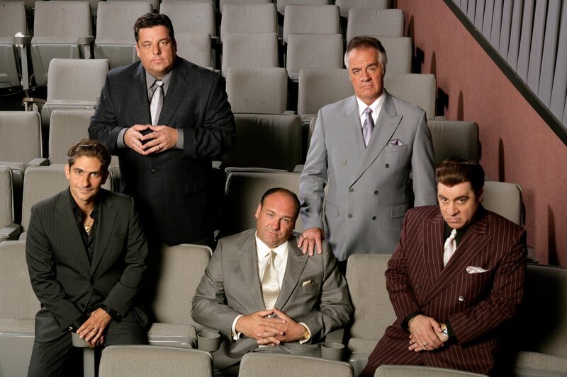 Sopranos  James Gandolfini as Tony Soprano Michael Imperioli as Christopher Moltisanta Steven R. Schirripa as Bobby „Bacala“ Baccilieri Tony Sirico as Paulie Walnuts Steve Van Zandt as Silvio Dante  © Copyright 2000⁠–⁠2005 Home Box Office Inc. All Rights Reserved. – Bild: Copyright 2000⁠–⁠2005 Home Box Office Inc. All Rights Reserved.