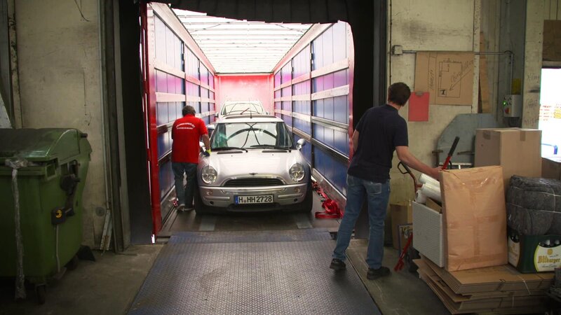 Zwei Männer und ein Auto – Bild: Warner Bros. Discovery