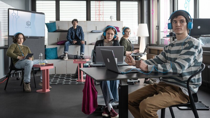 Das Servicecenter von GINGOO mustert interessiert den Privatdetektiv Leo Oswald (Wanja Mues), der undercover bei ihnen anfängt zu arbeiten. – Bild: ZDF