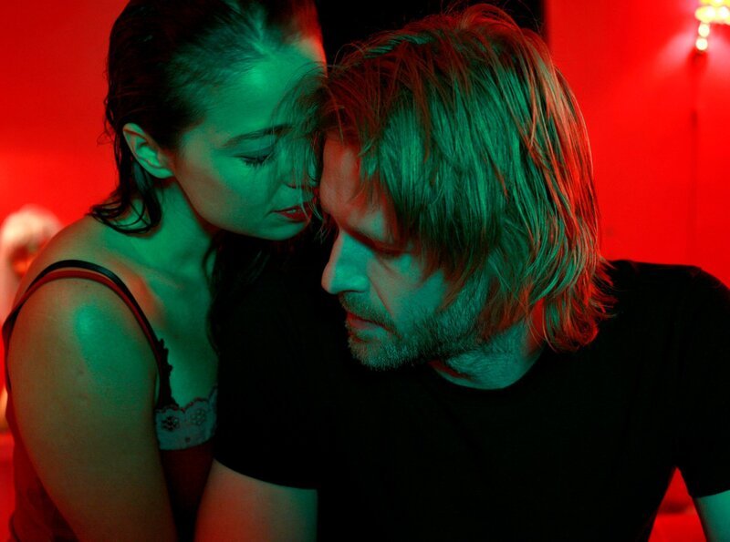 Privatermittler Varg Veum (Trond Espen Seim) erhofft sich Auskunft bei der Prostituierten Tanya (Lenka Rozehnalovà Rozehnal). – Bild: ARD Degeto/​ Oystein Fyxe