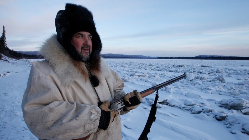 Charlie Wright poses for the camera while trapping. – Bild: DMAX