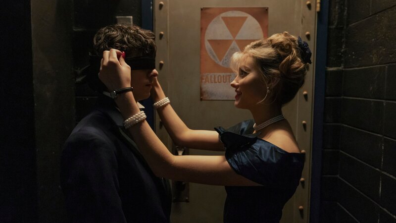 Beim Homecoming-Ball mit Judith (Jessica Treska) nimmt der Abend für den schwerverknallten Dylan (Emjay Anthony) eine düstere Wendung. – Bild: ZDFneo