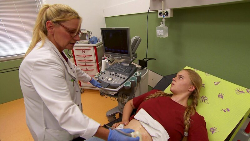 Eine Teenagerin bricht bei einem Spaziergang mit einem Schulkameraden zusammen. Haben die beiden etwas zu verheimlichen? – Bild: RTLZWEI