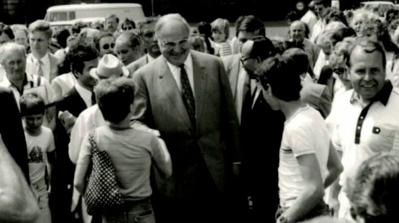 Bundeskanzler Helmut Kohl (Mitte) während seines geheimen DDR Besuches in Dresden, 29.05.1988. – Bild: WDR/​Bundesarchiv Stasiunterlagen /​ ZDF und WDR/​Bundesarchiv Stasiunterlagen