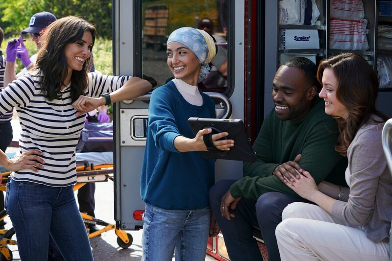 L-R: Daniela Ruah als Special Agent Kensi Blye und Medalion Rahimi als Special Agent Fatima Namazi – Bild: CH Media /​ CBS Broadcasting Inc. /​ Michael Yarish