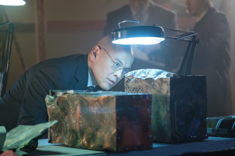 Der leitende Ermittler (gespielt von Von Flores) inspiziert die Black Boxes, die aus den Trümmern von China-Airlines-Flug 140 geborgen wurden. – Bild: The National Geographic Channel